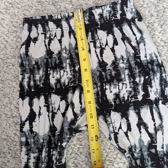 Shosho Women's Black, White & Gray Tie-dye Patterned Leggings - Picture 4 of 10